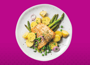 Zalm met aardappelen, erwtjes en gegrilde asperges