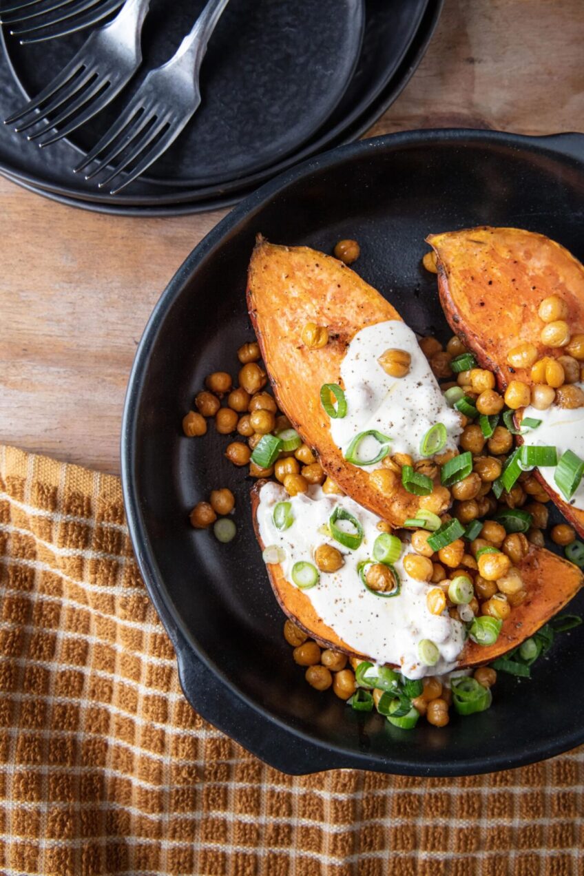 Gepofte zoete aardappel met krokante kikkererwten en yoghurtdressing
